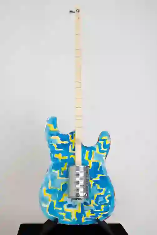 Schwarze Dosengitarre mit Blitzen