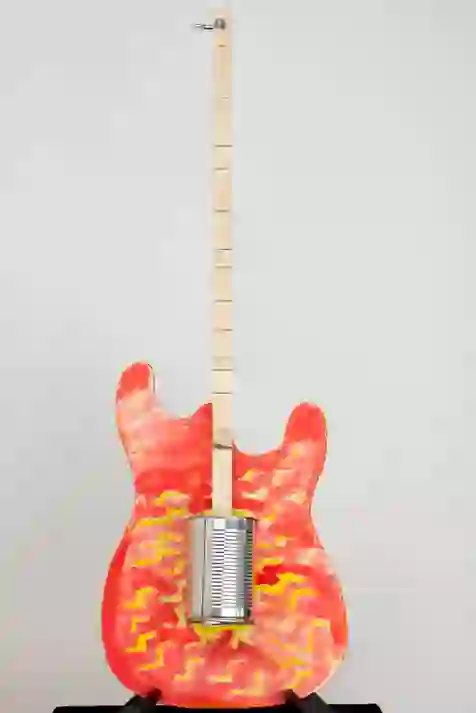 Blaue Dosengitarre mit Blitzen