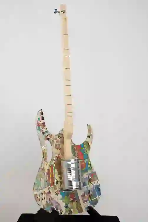 Dosengitarre mit Schmetterlingen